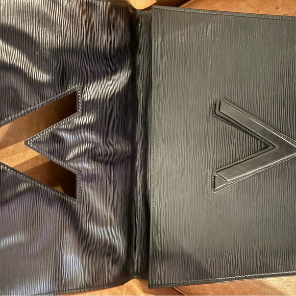 Louis Vuitton Pochette Trapeze twist clutch in black Epi leather - Picture 5 of 9